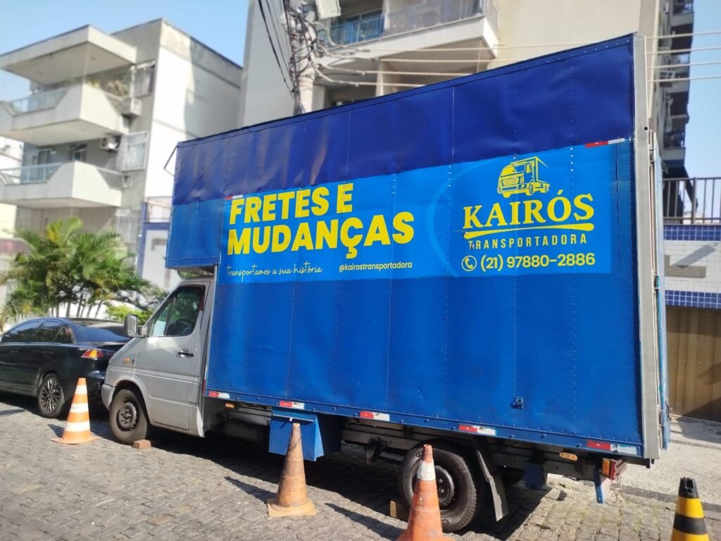 Caminhão baú de mudanças na localidade de Realengo RJ