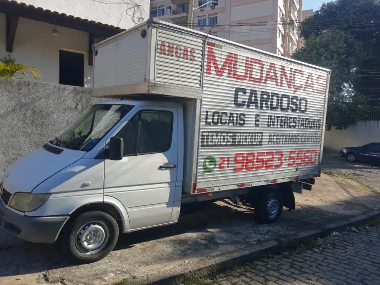 Caminhão baú para fazer fretes e mudanças em Vargem Pequena RJ